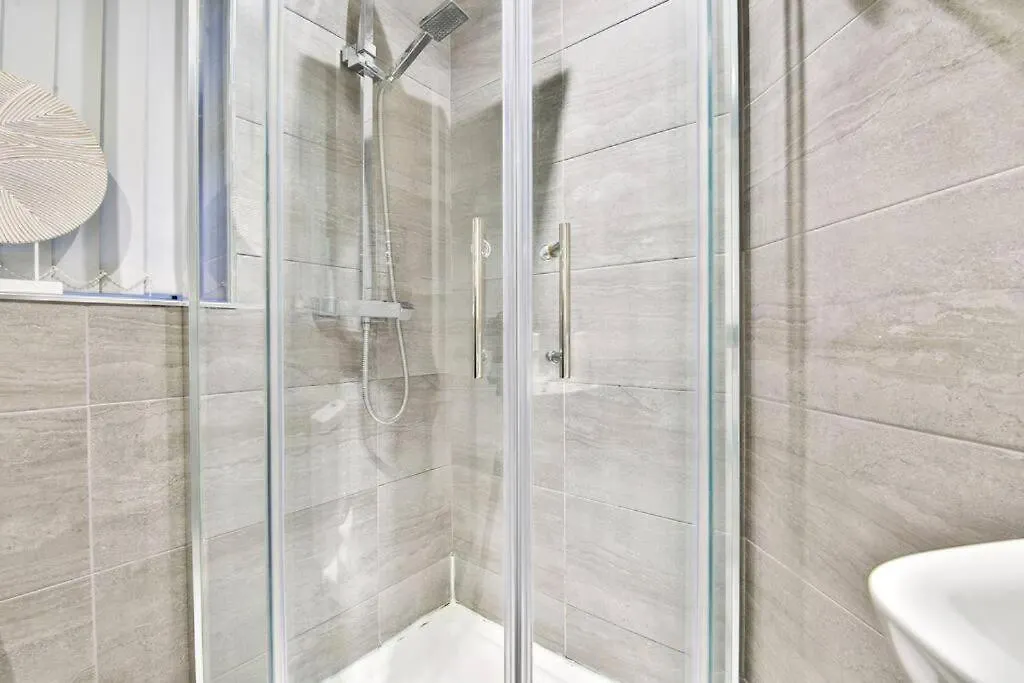 Whitchurch Place - Stunning 2 Bed Flat In Cardiff Apartment