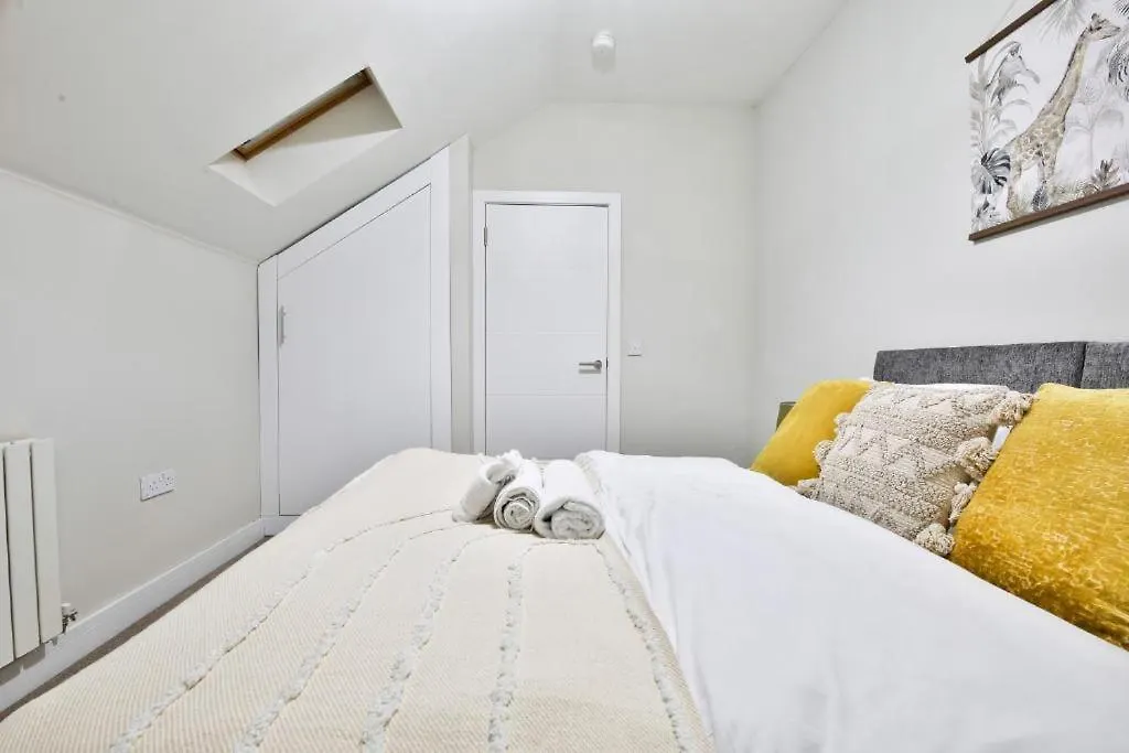 Whitchurch Place - Stunning 2 Bed Flat In Cardiff 0*,