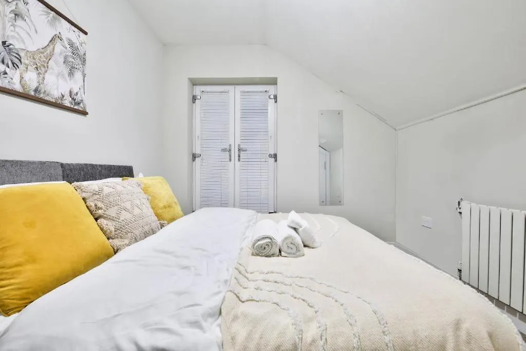 Whitchurch Place - Stunning 2 Bed Flat In Cardiff 0*,
