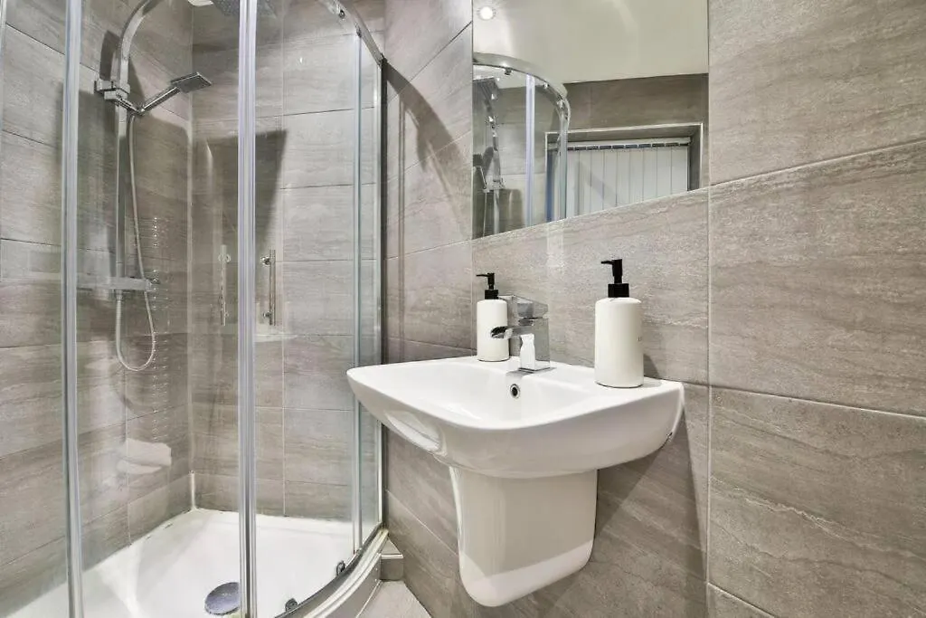 Whitchurch Place - Stunning 2 Bed Flat In Cardiff 0*,